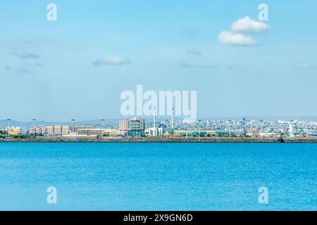 Djibouti ville panorama de bord de mer avec mer au premier plan, Djibouti Banque D'Images