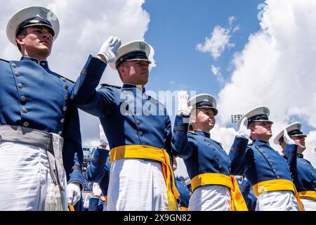 Colorado Springs, États-Unis. 30 mai 2024. Les cadets de l'US Air Force Academy prêtent serment d'office lors des cérémonies de mise en service et de remise des diplômes au Falcon Stadium, le 30 mai 2024, à Colorado Springs, Colorado. Neuf cent soixante-quatorze cadets obtiennent leur diplôme et sont nommés deuxièmes lieutenants. Crédit : Justin Pacheco/U.S. Air Force photo/Alamy Live News Banque D'Images