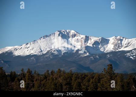 Vue sur le versant nord enneigé de Pikes Peak depuis la Rampart Range Road. Banque D'Images