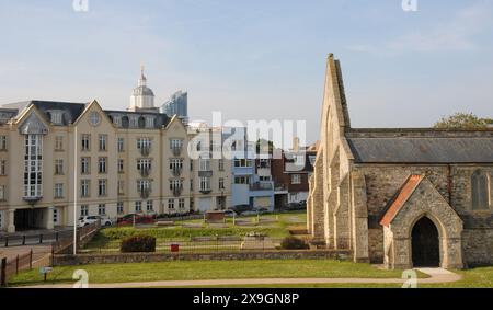 SENTIER CÔTIER ANGLAIS, ÉGLISE DE GARNISON ROYALE, DOUMUS DEI ALMSHOUSE ET HOSPICE, RUE PENNY, BATTERIE DE RIDEAUX LONGUE, VIEUX PORTSMOUTH , 2024 Banque D'Images