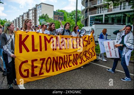 Amsterdam, pays-Bas. 31 mai 2024. Les manifestants tiennent une banderole pendant la manifestation. Des milliers de personnes se sont rassemblées au centre du cœur financier des pays-Bas, à Amsterdam, pour arrêter des milliards de subventions aux pollueurs fossiles. Plusieurs organisations climatologiques veulent exiger une politique (climatique) équitable, juste avant les élections européennes. Crédit : SOPA images Limited/Alamy Live News Banque D'Images