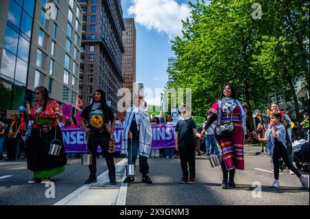 Amsterdam, pays-Bas. 31 mai 2024. Des manifestants sont vus porter des vêtements indigènes et palestiniens pendant le rassemblement. Des milliers de personnes se sont rassemblées au centre du cœur financier des pays-Bas, à Amsterdam, pour arrêter des milliards de subventions aux pollueurs fossiles. Plusieurs organisations climatologiques veulent exiger une politique (climatique) équitable, juste avant les élections européennes. Crédit : SOPA images Limited/Alamy Live News Banque D'Images