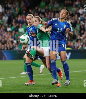 La républicaine Megan Connolly est affrontée par la suédoise Rosa Kafaji (à droite) et Hanna Lundkvist lors du match qualificatif de la Ligue A De l'UEFA Women's Euro 2025, Groupe A3 à l'Aviva Stadium de Dublin. Date de la photo : vendredi 31 mai 2024. Banque D'Images