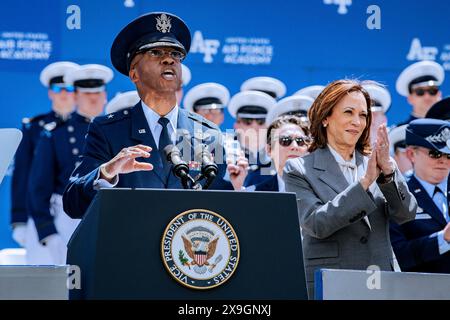 Colorado Springs, États-Unis. 30 mai 2024. US Air Force Academy commandant des Cadets Brig. Le général Gavin P. Marks administre le serment d'office aux cadets alors que le vice-président Kamala Harris, à droite, regarde pendant les cérémonies de remise des diplômes au Falcon Stadium, le 30 mai 2024, à Colorado Springs, Colorado. Neuf cent soixante-quatorze cadets obtiennent leur diplôme et sont nommés deuxièmes lieutenants. Crédit : Dylan Smith/U.S. Air Force photo/Alamy Live News Banque D'Images