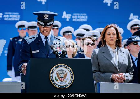 Colorado Springs, États-Unis. 30 mai 2024. US Air Force Academy commandant des Cadets Brig. Le général Gavin P. Marks administre le serment d'office aux cadets alors que le vice-président Kamala Harris, à droite, regarde pendant les cérémonies de remise des diplômes au Falcon Stadium, le 30 mai 2024, à Colorado Springs, Colorado. Neuf cent soixante-quatorze cadets obtiennent leur diplôme et sont nommés deuxièmes lieutenants. Crédit : Dylan Smith/U.S. Air Force photo/Alamy Live News Banque D'Images