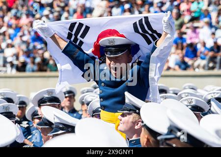 Colorado Springs, États-Unis. 30 mai 2024. Un cadet international agite le drapeau sud-coréen lors des cérémonies de remise des diplômes pour l'Académie de l'Air Force au Falcon Stadium, le 30 mai 2024, à Colorado Springs, Colorado. Neuf cent soixante-quatorze cadets obtiennent leur diplôme et sont nommés deuxièmes lieutenants. Crédit : Trevor Cokley/U.S. Air Force photo/Alamy Live News Banque D'Images