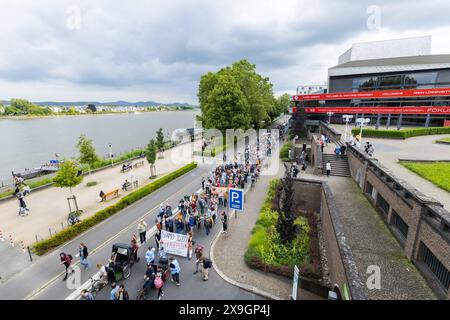 Vendredi pour l'avenir : Klimastreik zur Europawahl in Bonn 31.05.2024 Rheinufer an der Kennedybrücke - etwa tausend Teilnehmende beim Klimastreik mit Demonstrationszug durch die Innenstadt von Bonn. Deutschlandweit gingen zehntausende auf die Straße Bonn Innenstadt Nordrhein-Westfalen Deutschland *** vendredi pour la future grève climatique pour les élections européennes de Bonn 31 05 2024 Banque du Rhin au pont Kennedy environ un millier de personnes ont pris part à la grève climatique avec une marche de manifestation à travers les dizaines du centre-ville de Bonn des milliers de personnes sont descendues dans les rues à travers l'Allemagne centre-ville de Bonn Rhin Nord Banque D'Images