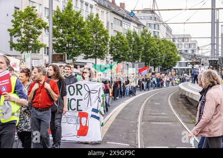 Vendredi pour l'avenir : Klimastreik zur Europawahl in Bonn 31.05.2024 etwa tausend Teilnehmende beim Klimastreik mit Demonstrationszug durch die Innenstadt von Bonn. Deutschlandweit gingen zehntausende auf die Straße Bonn Innenstadt Nordrhein-Westfalen Deutschland *** vendredis pour la future grève climatique pour les élections européennes de Bonn 31 05 2024 environ un millier de personnes ont pris part à la grève climatique avec une marche de manifestation dans le centre-ville de Bonn des dizaines de milliers sont descendues dans les rues Allemagne centre-ville de Bonn Rhénanie-du-Nord-Westphalie Allemagne Copyright : xBonn.digitalx/xMarcxJohnx Banque D'Images