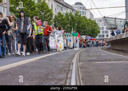 Vendredi pour l'avenir : Klimastreik zur Europawahl in Bonn 31.05.2024 etwa tausend Teilnehmende beim Klimastreik mit Demonstrationszug durch die Innenstadt von Bonn. Deutschlandweit gingen zehntausende auf die Straße Bonn Innenstadt Nordrhein-Westfalen Deutschland *** vendredis pour la future grève climatique pour les élections européennes de Bonn 31 05 2024 environ un millier de personnes ont pris part à la grève climatique avec une marche de manifestation dans le centre-ville de Bonn des dizaines de milliers sont descendues dans les rues Allemagne centre-ville de Bonn Rhénanie-du-Nord-Westphalie Allemagne Copyright : xBonn.digitalx/xMarcxJohnx Banque D'Images