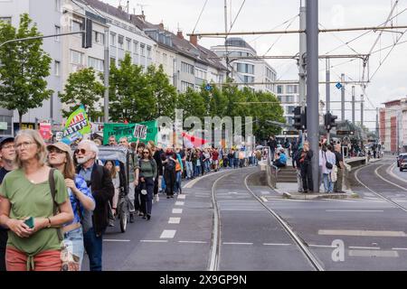 Vendredi pour l'avenir : Klimastreik zur Europawahl in Bonn 31.05.2024 etwa tausend Teilnehmende beim Klimastreik mit Demonstrationszug durch die Innenstadt von Bonn. Deutschlandweit gingen zehntausende auf die Straße Bonn Innenstadt Nordrhein-Westfalen Deutschland *** vendredis pour la future grève climatique pour les élections européennes de Bonn 31 05 2024 environ un millier de personnes ont pris part à la grève climatique avec une marche de manifestation dans le centre-ville de Bonn des dizaines de milliers sont descendues dans les rues Allemagne centre-ville de Bonn Rhénanie-du-Nord-Westphalie Allemagne Copyright : xBonn.digitalx/xMarcxJohnx Banque D'Images