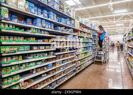 North Miami Beach Florida, Walmart discount grand magasin d'épicerie, intérieur, vente d'étalages d'étagères, bouteilles de nourriture pour bébés hêtre Nut, Black Blacks Afri Banque D'Images