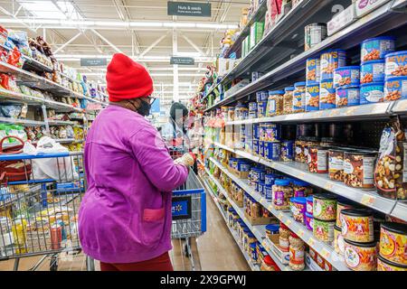 North Miami Beach Floride, magasin d'épicerie de rayon d'escompte Walmart, intérieur, vente d'affichage d'étagères, cacahuètes de noix en conserve, Black Blacks Africain, ethn Banque D'Images