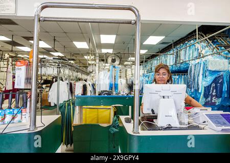 North Miami Floride, nettoyeurs à sec, comptoir intérieur, hispanique latino-latino-hispaniques latins latins latinos, ethnie, immigrés minoritaires Banque D'Images