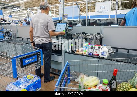 North Miami Beach Florida, Walmart discount Department épicerie, intérieur, retraité des personnes âgées, retraités des citoyens âgés retraités Banque D'Images