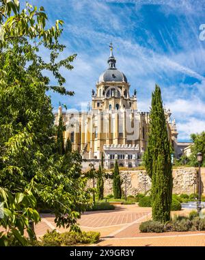 La cathédrale Almudena avec les restes du mur arabe du parc Emir Mohamed I à ses pieds. Banque D'Images