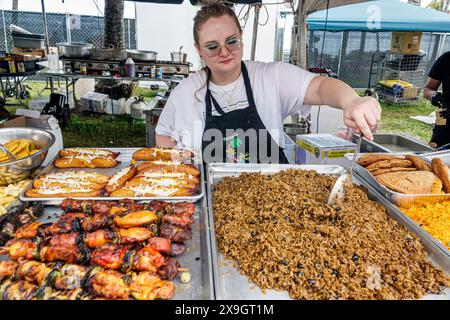 Miami Beach Floride, Lummus Park, Ocean Drive, week-end art déco, événement annuel de fête de rue, vendeur de nourriture, riz aux haricots noirs, brochettes shish kebab ka Banque D'Images