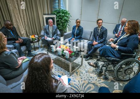 Singapour, Singapour. 31 mai 2024. Le secrétaire américain à la Défense, Lloyd Austin, à gauche, rencontre un groupe bipartite de sénateurs américains participant au dialogue Shangri-la, le 31 mai 2024, à Singapour. Assis de gauche à droite : le secrétaire à la Défense Lloyd Austin, le sénateur Dan Sullivan, R-AK, le sénateur Laphonza Butler, d-CA, et la sénatrice Tammy Duckworth, d-il. Crédit : Chad McNeeley/DOD photo/Alamy Live News Banque D'Images