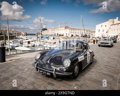 Paris, France. 27 mai 2024. 70 NAQUET Mallie (FR), BURGAT Yannick (FR), Austin Mini 1991, action lors du Rallye des Princesses Richard mille 2024 du 25 au 30 mai 2024 de Paris à Andorre - photo François Flamand/DPPI crédit : DPPI Media/Alamy Live News Banque D'Images