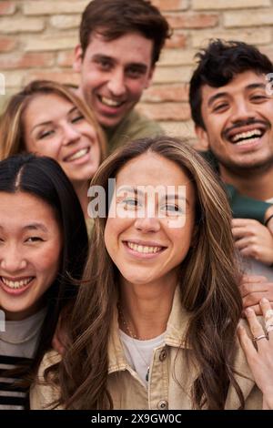 Groupe multiracial d'amis en plein air posant souriant et amusant. Étudiants internationaux heureux ensemble. Banque D'Images
