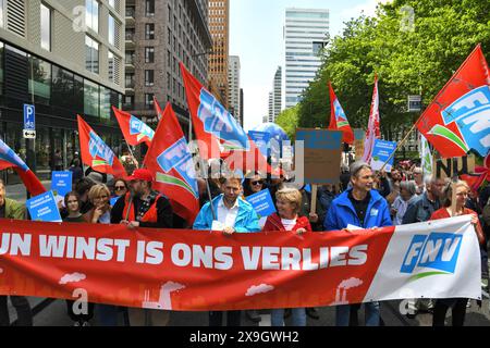 Amsterdam, pays-Bas.31 mai. 2024 . Plus de 10,000 personnes ont défilé dans le quartier des affaires d'Amsterdam pour protester contre le changement climatique. Credit:Pmvfoto/Alamy Live News Banque D'Images