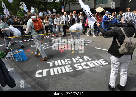 Amsterdam, pays-Bas.31 mai. 2024 . Plus de 10,000 personnes ont défilé dans le quartier des affaires d'Amsterdam pour protester contre le changement climatique. Credit:Pmvfoto/Alamy Live News Banque D'Images