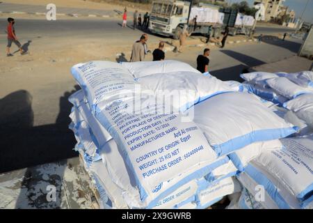 Gaza. 31 mai 2024. L’aide humanitaire arrive à un entrepôt de l’Office de secours et de travaux des Nations Unies pour les réfugiés de Palestine dans le proche-Orient (UNRWA) dans la ville de Khan Younis, dans le sud de la bande de Gaza, le 31 mai 2024. Vendredi, le bureau de presse dirigé par le Hamas à Gaza a averti d’une catastrophe humanitaire sans précédent dans l’enclave en raison de la fermeture des points de passage terrestres. Crédit : Rizek Abdeljawad/Xinhua/Alamy Live News Banque D'Images