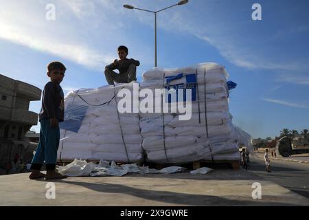 Gaza. 31 mai 2024. L’aide humanitaire arrive à un entrepôt de l’Office de secours et de travaux des Nations Unies pour les réfugiés de Palestine dans le proche-Orient (UNRWA) dans la ville de Khan Younis, dans le sud de la bande de Gaza, le 31 mai 2024. Vendredi, le bureau de presse dirigé par le Hamas à Gaza a averti d’une catastrophe humanitaire sans précédent dans l’enclave en raison de la fermeture des points de passage terrestres. Crédit : Rizek Abdeljawad/Xinhua/Alamy Live News Banque D'Images