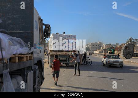 Gaza. 31 mai 2024. Des camions transportant de l’aide humanitaire arrivent à un entrepôt de l’Office de secours et de travaux des Nations Unies pour les réfugiés de Palestine dans le proche-Orient (UNRWA) dans la ville de Khan Younis, dans le sud de la bande de Gaza, le 31 mai 2024. Vendredi, le bureau de presse dirigé par le Hamas à Gaza a averti d’une catastrophe humanitaire sans précédent dans l’enclave en raison de la fermeture des points de passage terrestres. Crédit : Rizek Abdeljawad/Xinhua/Alamy Live News Banque D'Images