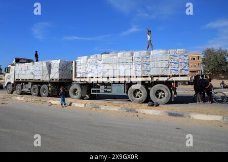 Gaza. 31 mai 2024. Un camion transportant de l’aide humanitaire arrive à un entrepôt de l’Office de secours et de travaux des Nations Unies pour les réfugiés de Palestine dans le proche-Orient (UNRWA) dans la ville de Khan Younis, dans le sud de la bande de Gaza, le 31 mai 2024. Vendredi, le bureau de presse dirigé par le Hamas à Gaza a averti d’une catastrophe humanitaire sans précédent dans l’enclave en raison de la fermeture des points de passage terrestres. Crédit : Rizek Abdeljawad/Xinhua/Alamy Live News Banque D'Images