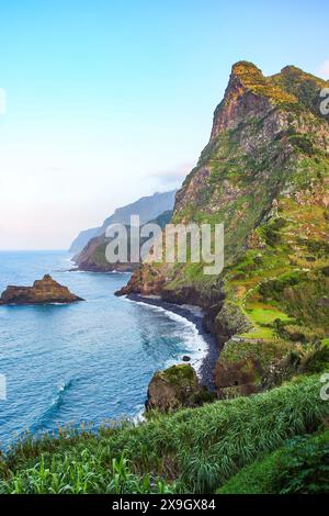 Vue du Pico do Alto surplombant la côte nord de l'île de Madère (Portugal) dans l'océan Atlantique depuis le point de vue de São Cristovão à Ponta D. Banque D'Images