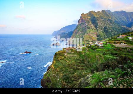 Vue du Pico do Alto surplombant la côte nord de l'île de Madère (Portugal) dans l'océan Atlantique depuis le point de vue de Bom Jesus à Ponta Delga Banque D'Images