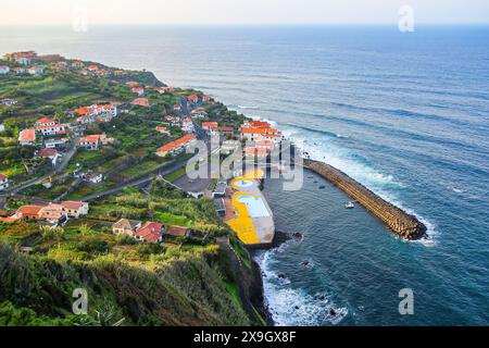 Vue sur le port de plaisance de Ponta Delgada sur la côte nord de l'île de Madère (Portugal) dans l'océan Atlantique - piscine balnéaire vide protégée par un Banque D'Images