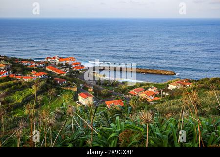 Vue sur le port de plaisance de Ponta Delgada sur la côte nord de l'île de Madère (Portugal) dans l'océan Atlantique - piscine balnéaire vide protégée par un Banque D'Images