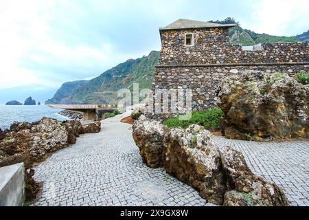 Forteresse en pierre abritant l'aquarium de Porto Moniz sur la côte nord de l'île de Madère (Portugal) dans l'océan Atlantique Banque D'Images