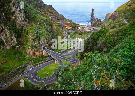 Échangeur routier le long de l'ER101 dans un canyon de Ribeira da Janela sur la côte nord de l'île de Madère (Portugal) dans l'océan Atlantique Banque D'Images