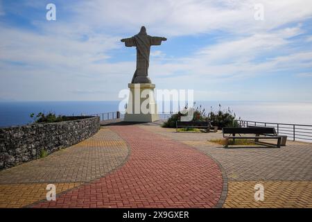 Statue de Jésus-Christ sur le cap de Garajau nommée 'Christ le Roi' (Estátua do Cristo Rei do Garajau) à Caniço près de Funchal sur l'île de Madère (Por Banque D'Images