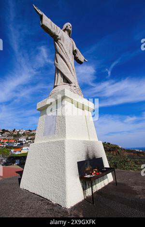 Statue de Jésus-Christ sur le cap de Garajau nommée 'Christ le Roi' (Estátua do Cristo Rei do Garajau) à Caniço près de Funchal sur l'île de Madère (Por Banque D'Images