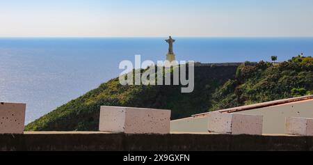 Statue de Jésus-Christ sur le cap de Garajau nommée 'Christ le Roi' (Estátua do Cristo Rei do Garajau) à Caniço près de Funchal sur l'île de Madère (Por Banque D'Images