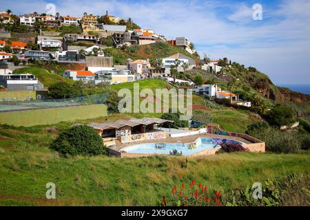 Piscine abandonnée sur les pentes de l'île de Madère (Portugal) dans la ville rurale de Caniço près de Funchal Banque D'Images