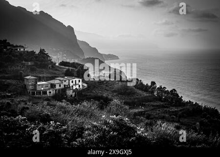 Vue en noir et blanc du village d'Arco de Sao Jorge sur la côte nord de l'île de Madère (Portugal) dans l'océan Atlantique Banque D'Images