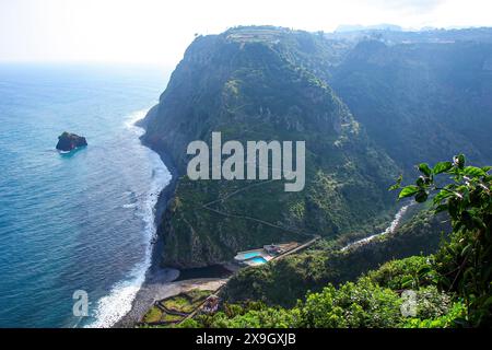 Route sinueuse menant à un complexe de baignade avec piscine extérieure à Sao Jorge sur la côte nord de l'île de Madère (Portugal) dans l'Atlantique Banque D'Images