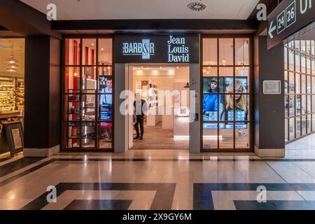 Turin, Italie - 10 mai 2024 : le magasin Barber and Co et Jean Louis David dans le centre commercial Lingotto Torino dans l'ancienne usine de voitures Fiat rénovée, Banque D'Images