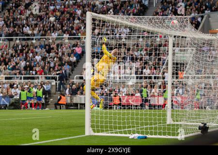 La gardienne de but française Pauline Peyraud-Magnin observe que le ballon navigue juste au-dessus de la barre lors du match des qualifications pour le Championnat d'Europe féminin de l'UEFA League A, Groupe 3 entre l'Angleterre féminine et la France au James's Park, Newcastle le vendredi 31 mai 2024. (Photo : Trevor Wilkinson | mi News) crédit : MI News & Sport /Alamy Live News Banque D'Images