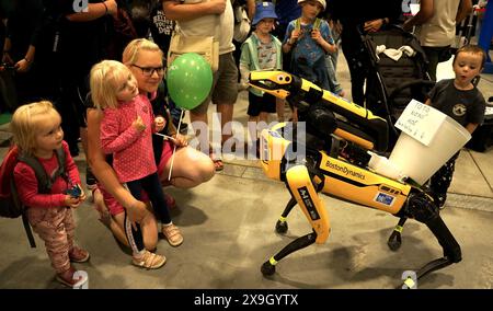 Prague, République tchèque. 31 mai 2024. Les visiteurs regardent un robot à la Foire scientifique de Prague, en République tchèque, le 31 mai 2024. Organisée chaque année par l'Académie tchèque des sciences, la Foire des sciences offre aux visiteurs des temps forts du monde des sciences naturelles, techniques, sociales et humaines. Crédit : Dana Kesnerova/Xinhua/Alamy Live News Banque D'Images