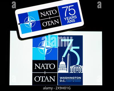 Kiev, Ukraine. 31 mai 2024. Dans cette illustration photo, un logo NATO 75th Anniversary Summit Corporation vu sur un smartphone (crédit image : © Igor Golovniov/SOPA images via ZUMA Press Wire) USAGE ÉDITORIAL SEULEMENT! Non destiné à UN USAGE commercial ! Banque D'Images