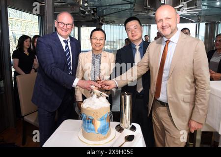 Vienne. 29 mai 2024. La photo prise le 29 mai 2024 montre une célébration de la reprise des opérations de Hainan Airlines en Autriche à Vienne, Autriche. Une liaison aérienne directe reliant le hub technologique du sud de la Chine, Shenzhen, à la capitale autrichienne Vienne, a été reprise, a déclaré vendredi Hainan Airlines, l'opérateur du vol. Crédit : HE Canling/Xinhua/Alamy Live News Banque D'Images