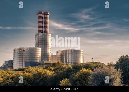 Centrale électrique pour la production d'électricité alimentée au gaz naturel à Priolo Gargallo, province de Syracuse, Sicile, Italie Banque D'Images
