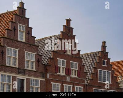 Maisons historiques en briques à pignons disposées en rangées, avec des toits pointus et des fenêtres dans un style architectural européen traditionnel, maisons historiques à Hoorn Banque D'Images