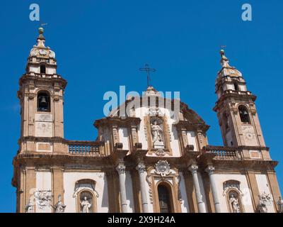 Façade d'une église historique avec deux tours et une croix contre un ciel bleu, palerme en sicile avec une impressionnante cathédrale, monuments et maisons anciennes Banque D'Images