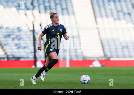 31 mai 2024, Glasgow, Royaume-Uni. L'Écosse a joué Israël à Hampden Park, Glasgow, Écosse, Royaume-Uni dans la phase de championnat d'Europe féminine 2025. Le match a été retardé d'environ 25 minutes lorsqu'un manifestant pro-palestinien s'est enchaîné à l'un des poteaux de but. Le jeu a commencé après qu'il ait été coupé en liberté et arrêté, le résultat du jeu a été Écosse 4 - 1 Israël. Les buts ont été marqués pour l'Écosse par Claire Emslie (18) 17 mins et 36 mins. Kirsty Hanson (10) 30 minutes, et Martha Thomas (20) en 63 minutes d'un penalty. Talia Sommer (13) a marqué pour Israël en 84 minutes. Crédit : Findlay/A Banque D'Images